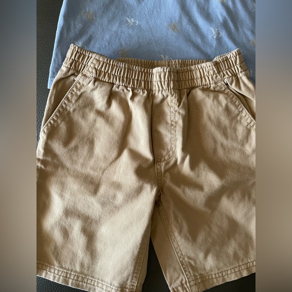 💯 Cotton Calvin Klein Light Blue Polo all over logo with Tan Shorts - Picture 7 of 16